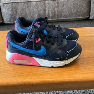 Nike Air Max Youth Size 4.5, Great Condition, super acute!